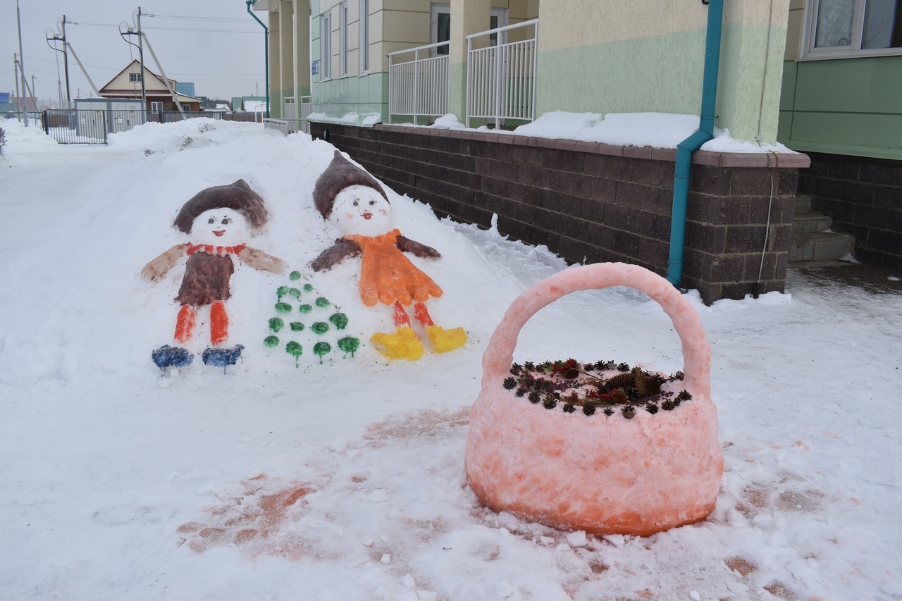 Воспитатели совместно с родителями и детьми построили свой снежный городок
