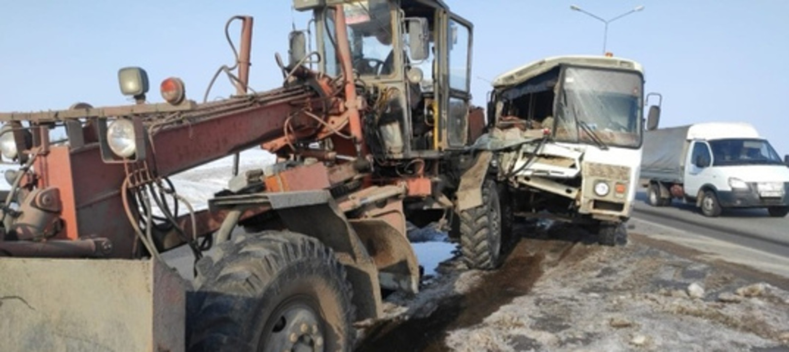 В Башкортостане на трассе М-7 автогрейдер столкнулся с вахтовым автобусом