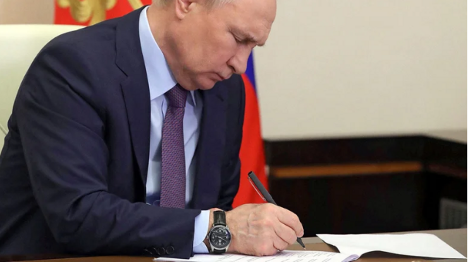 Путин запретил иностранные слова в речи чиновников и документах