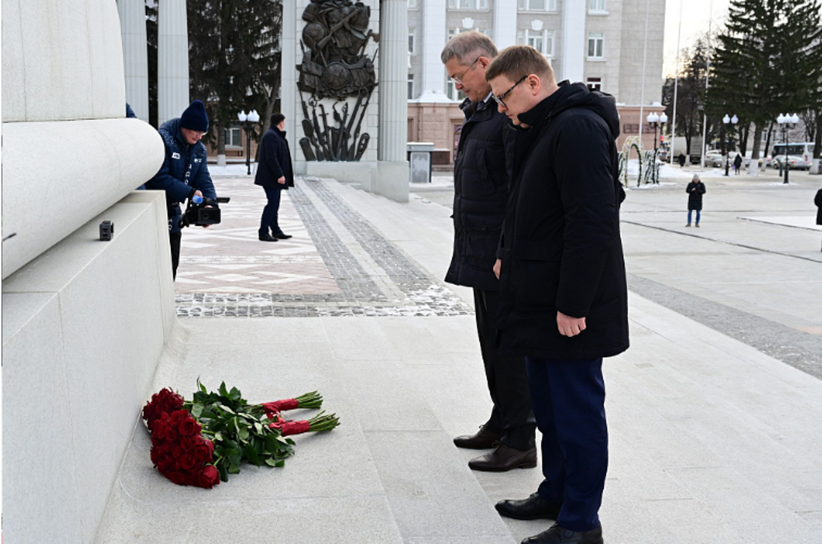 Радий Хабиров и Алексей Текслер возложили цветы к памятнику Минигали Шаймуратову
