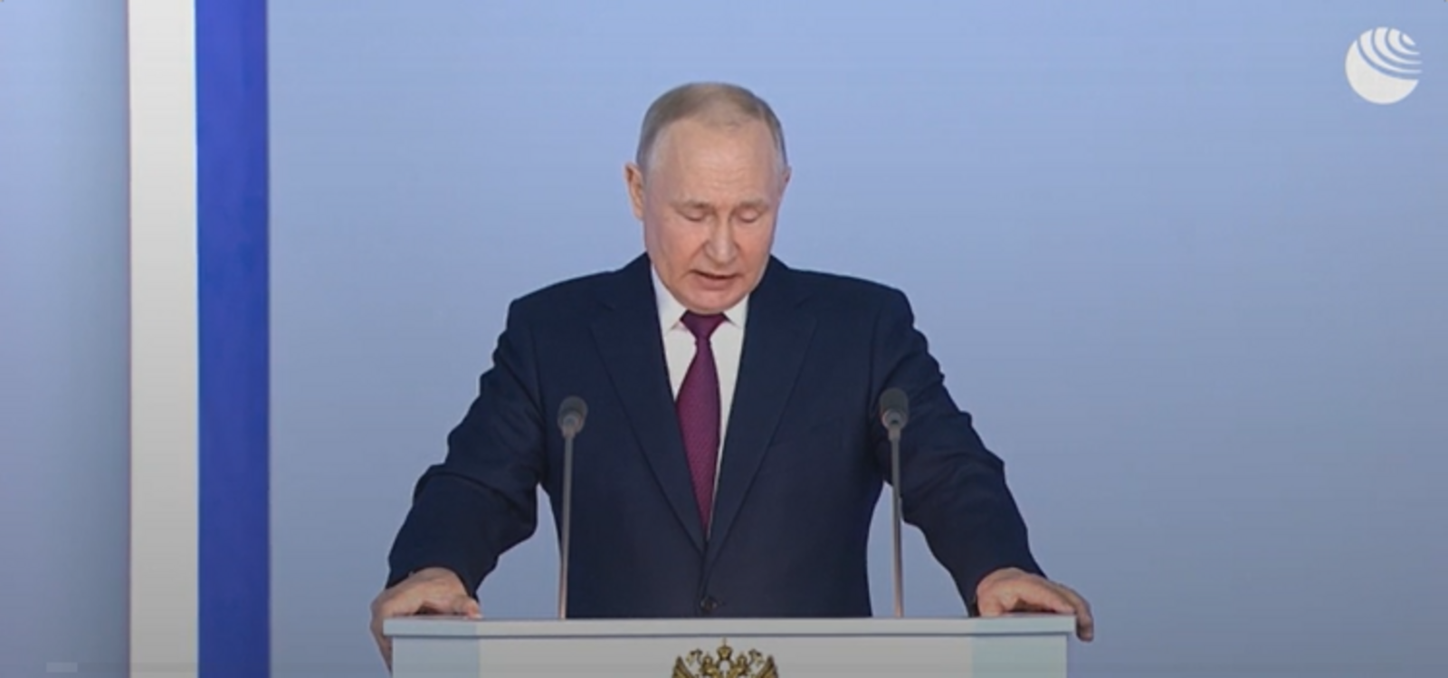 Президент Путин предложил с 2024 года повысить МРОТ до 19 242 рублей