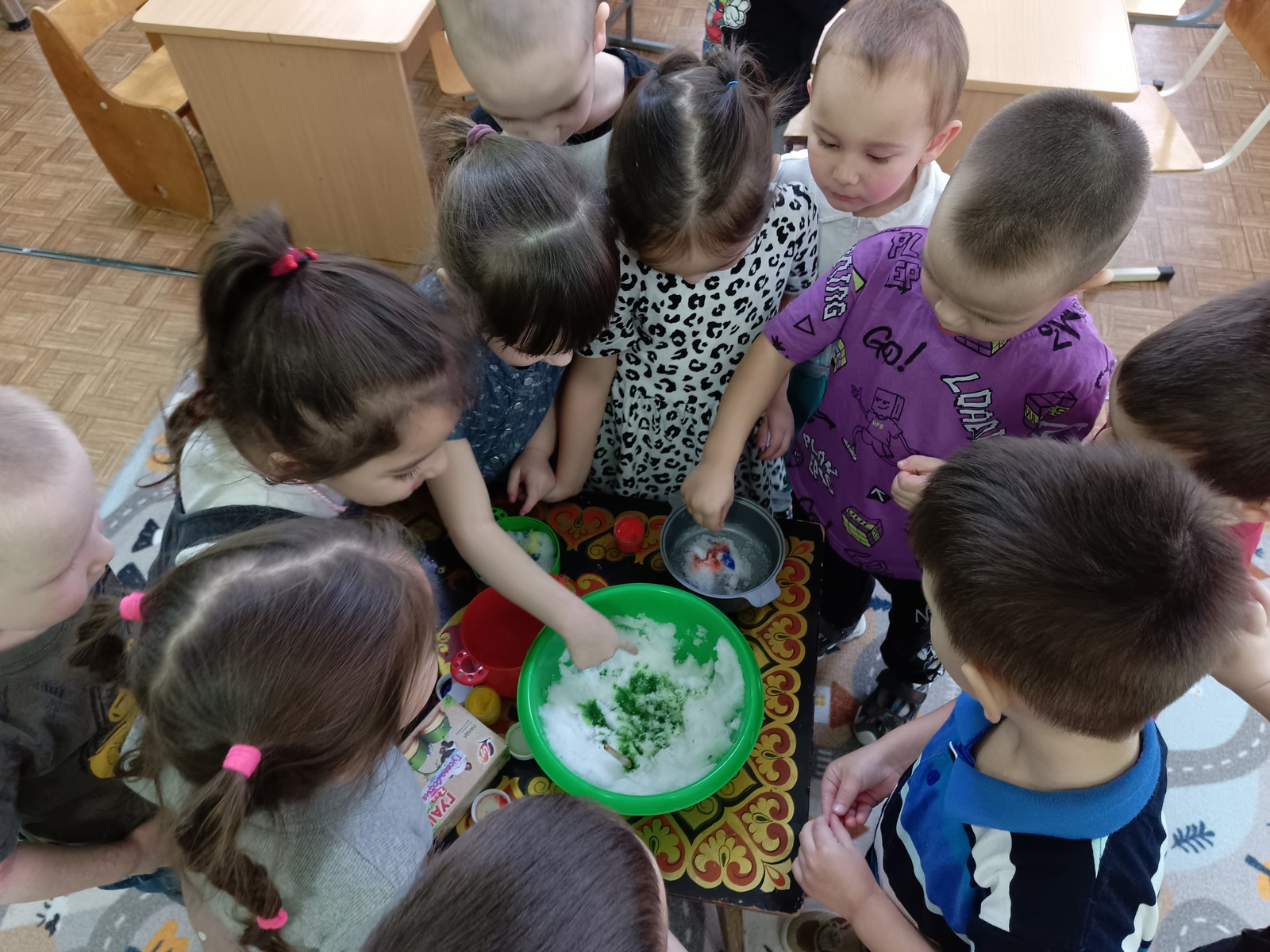 Знакомятся с окружающим миром