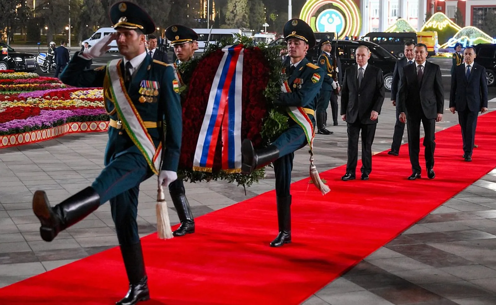 Возложение венка к памятнику Исмоилу Сомони