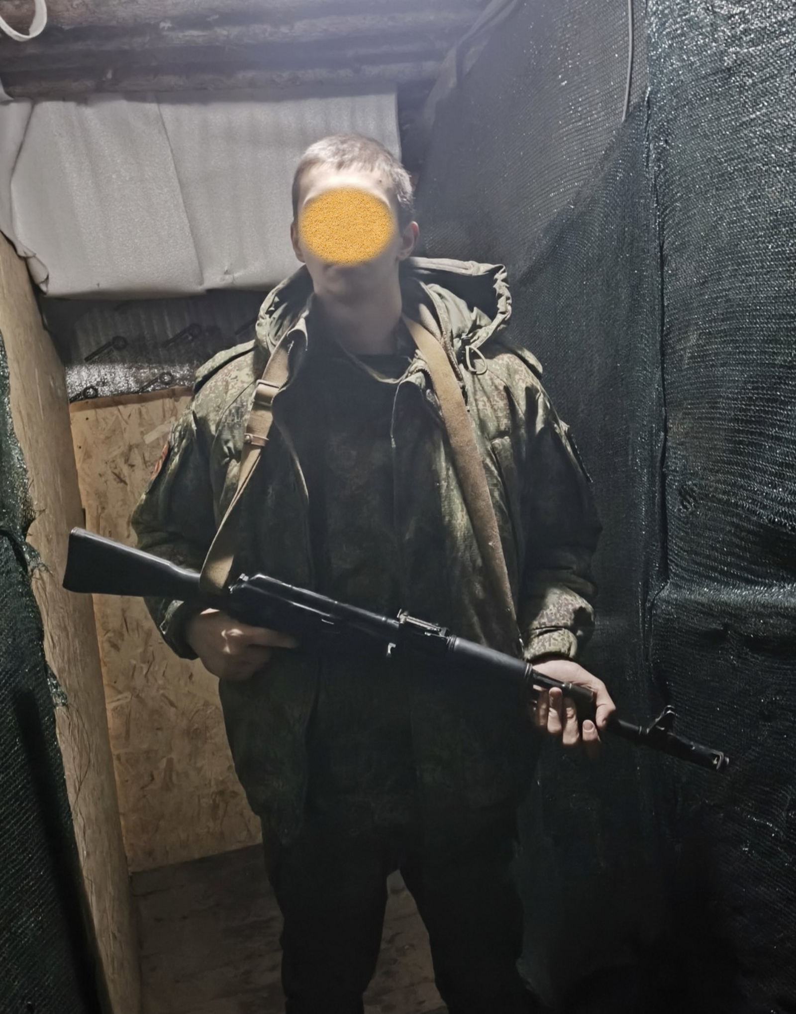 С честью выполняет воинский долг