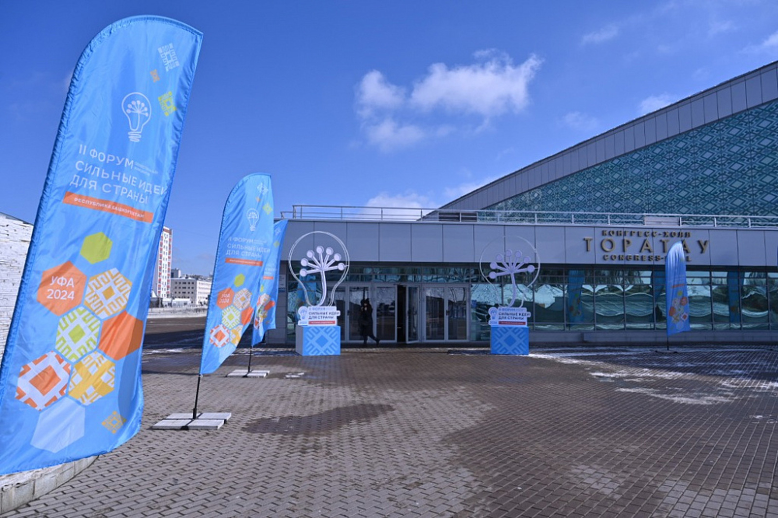 Радий Хабиров и генеральный директор АСИ Светлана Чупшева осмотрели выставку товаров башкирских брендов