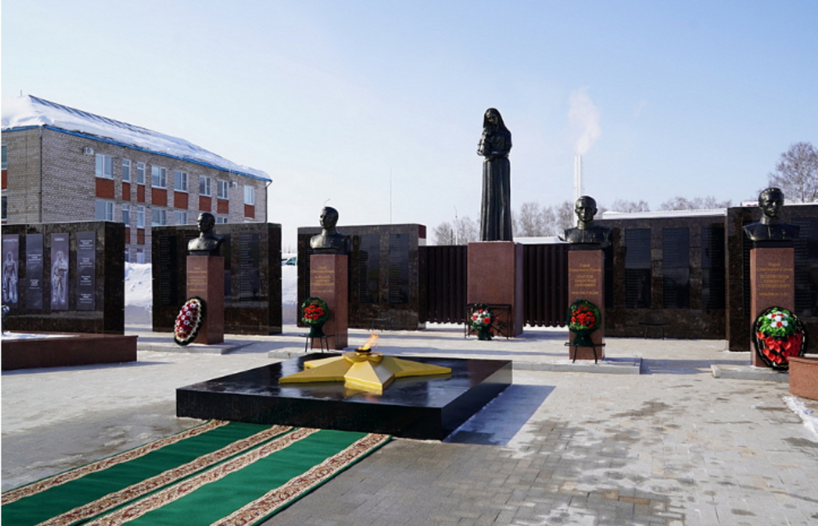 Радий Хабиров возложил цветы к мемориалу «Защитникам Отечества»