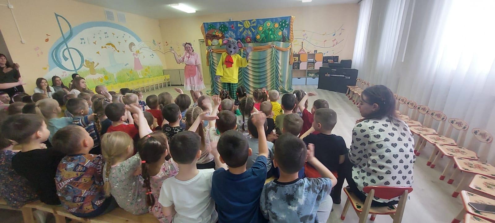 Дошкольники посмотрели кукольный театр «Непослушный мышонок»