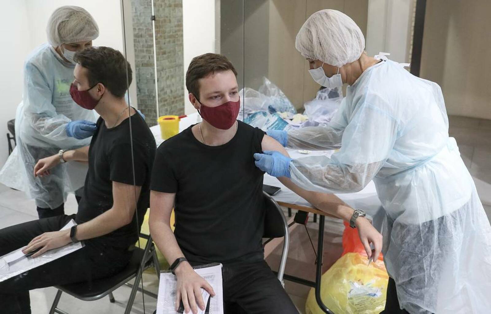 Обязательную вакцинацию от ковида для отдельных категорий граждан ввели во всей России