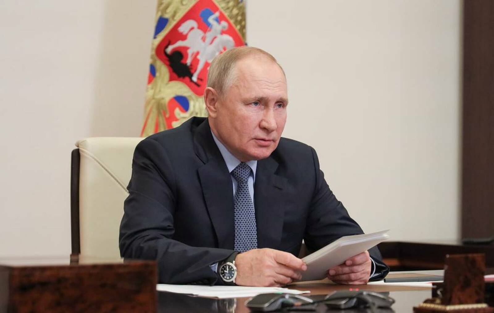 Путин поручил сократить число проверочных в школах для "обоснованного контроля знаний"