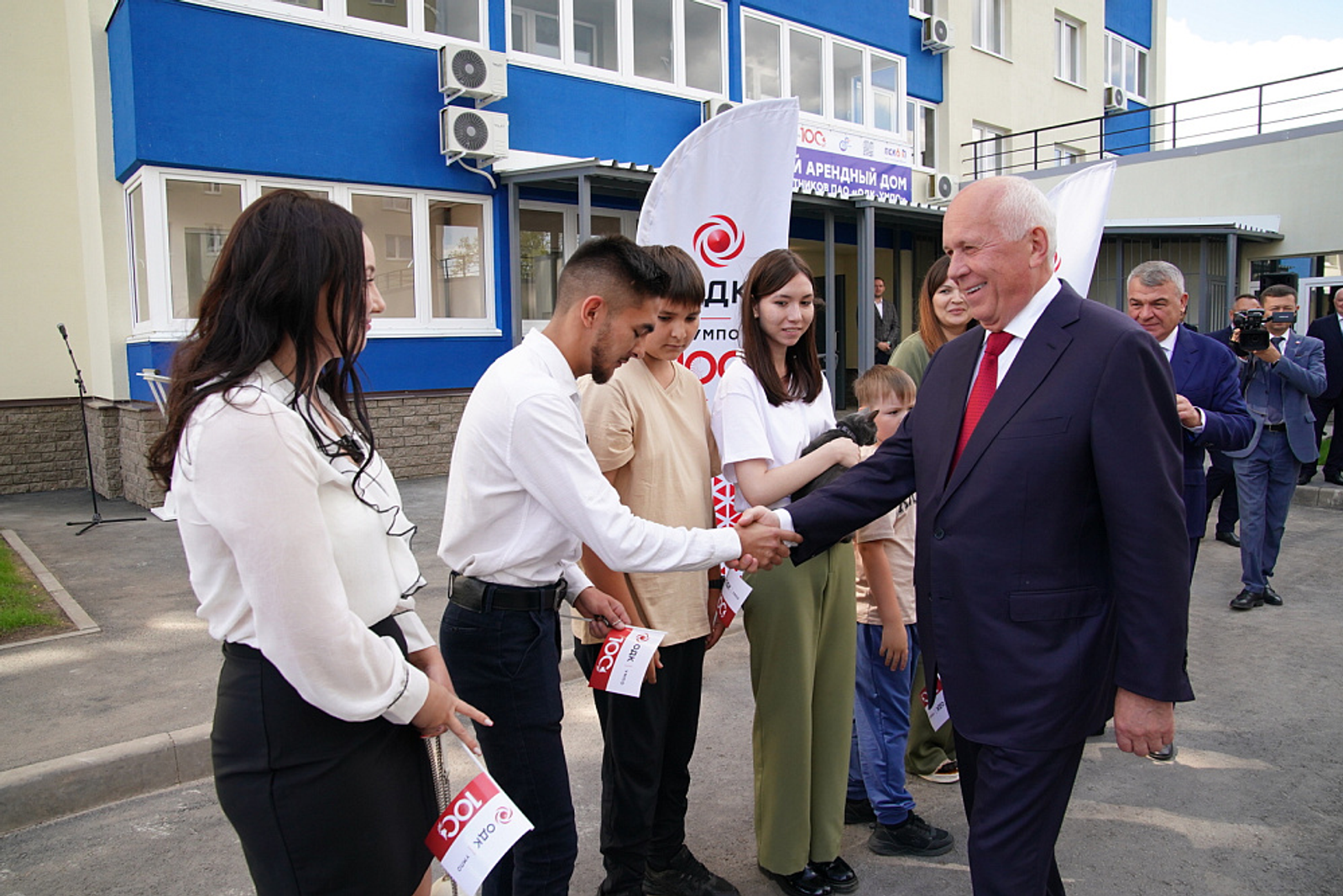 Радий Хабиров и Сергей Чемезов передали работникам ОДК-УМПО ключи от квартир в п