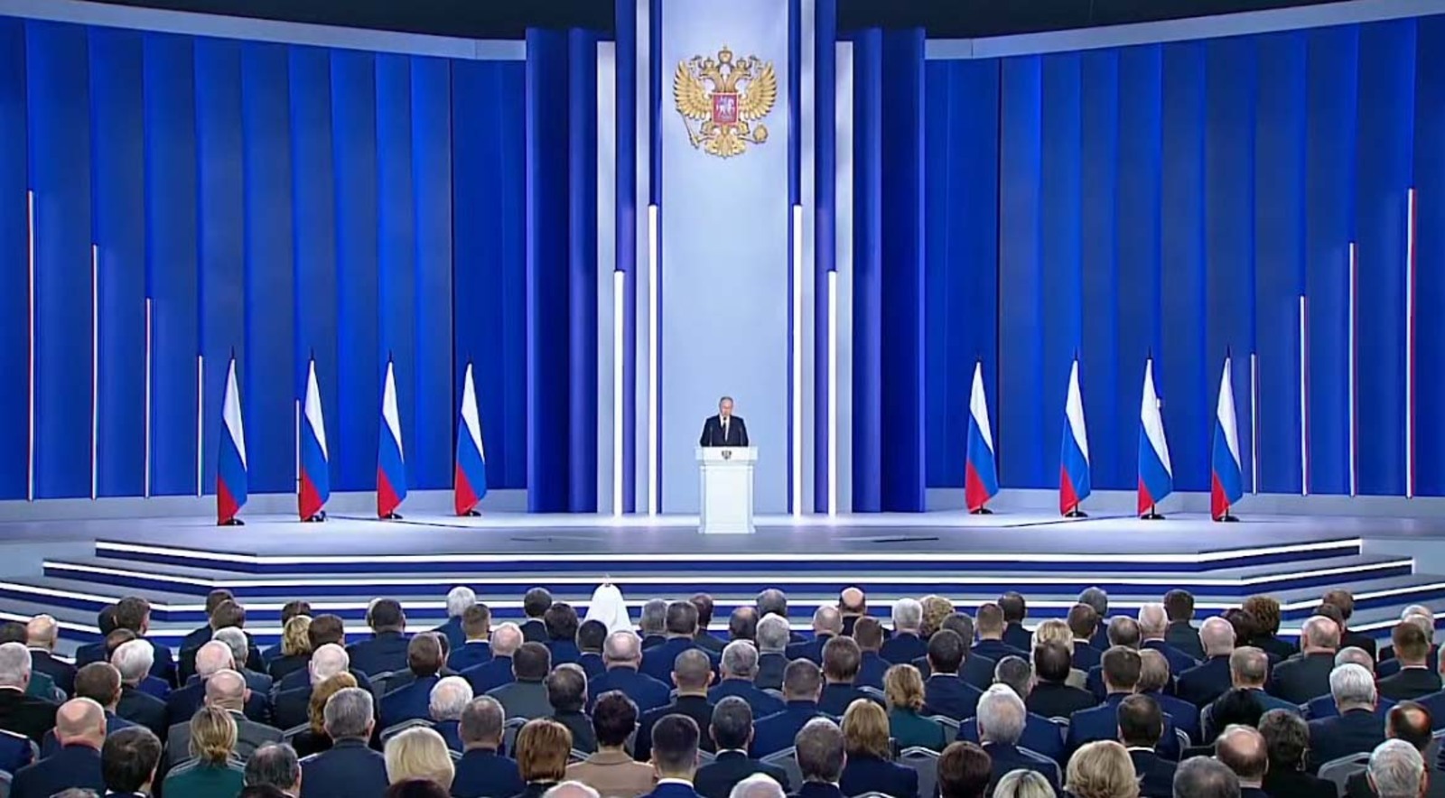 Президент РФ Владимир  Путин начал обращение к Федеральному собранию России