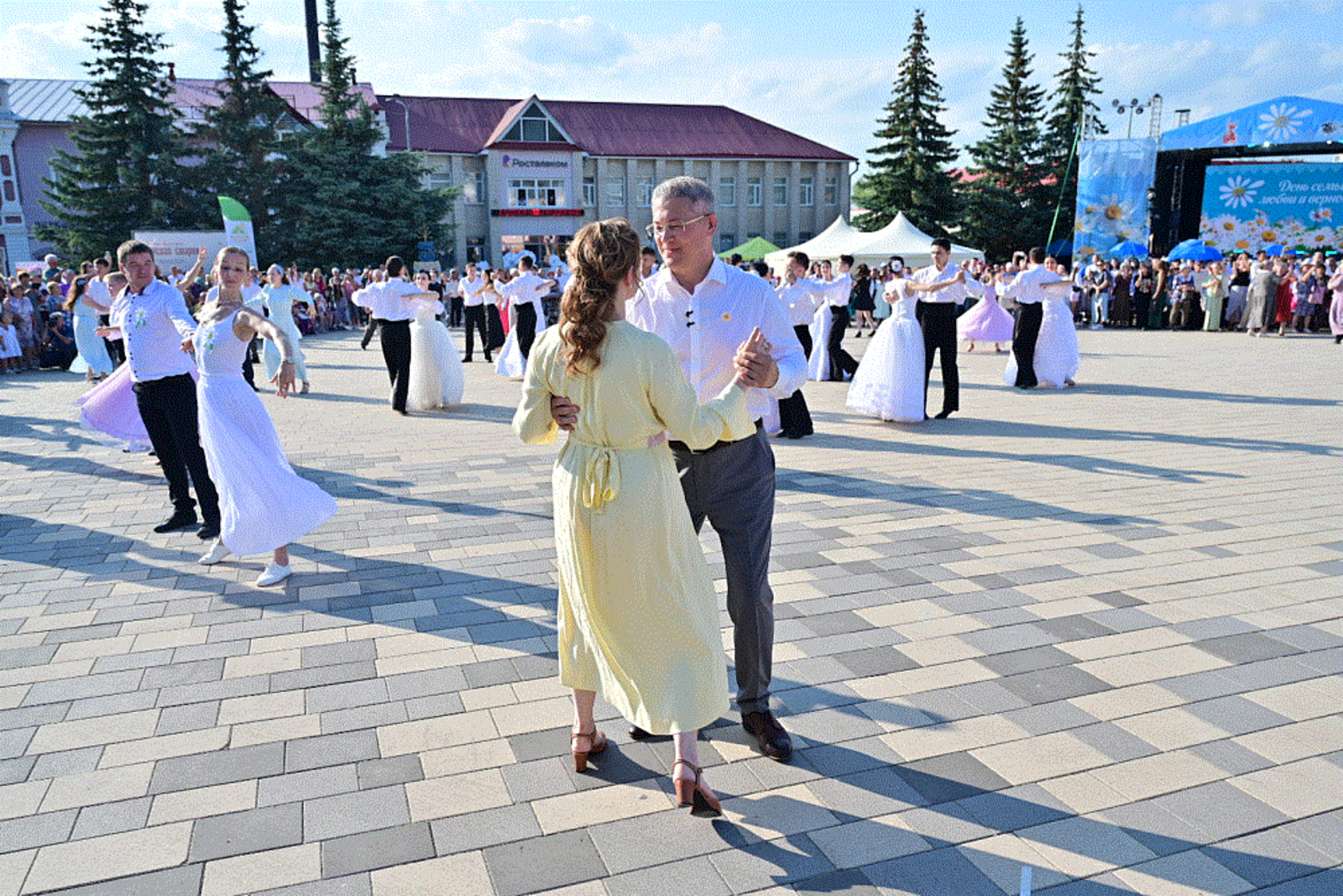 Радий Хабиров посетил тематические площадки фестиваля ко Дню семьи, любви и верн