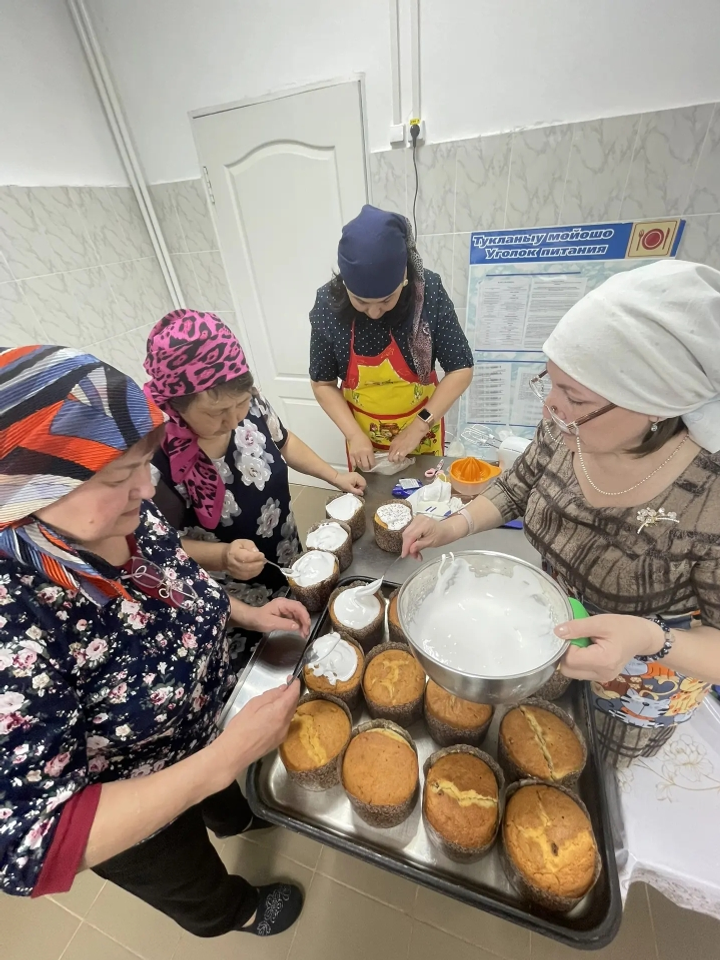 Добро не знает границ: куличи для бабушек и дедушек