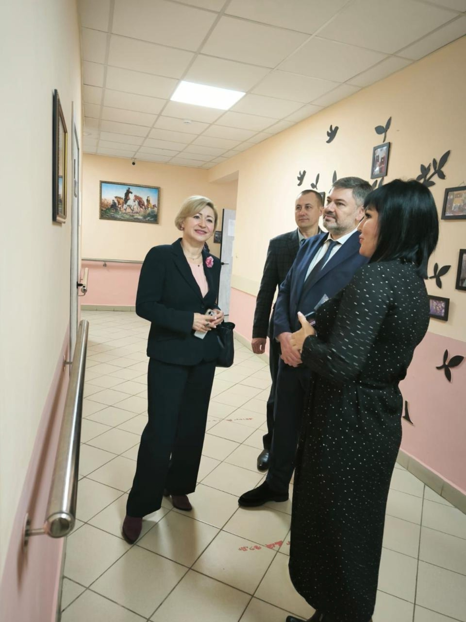 Посетил  с рабочим визитом