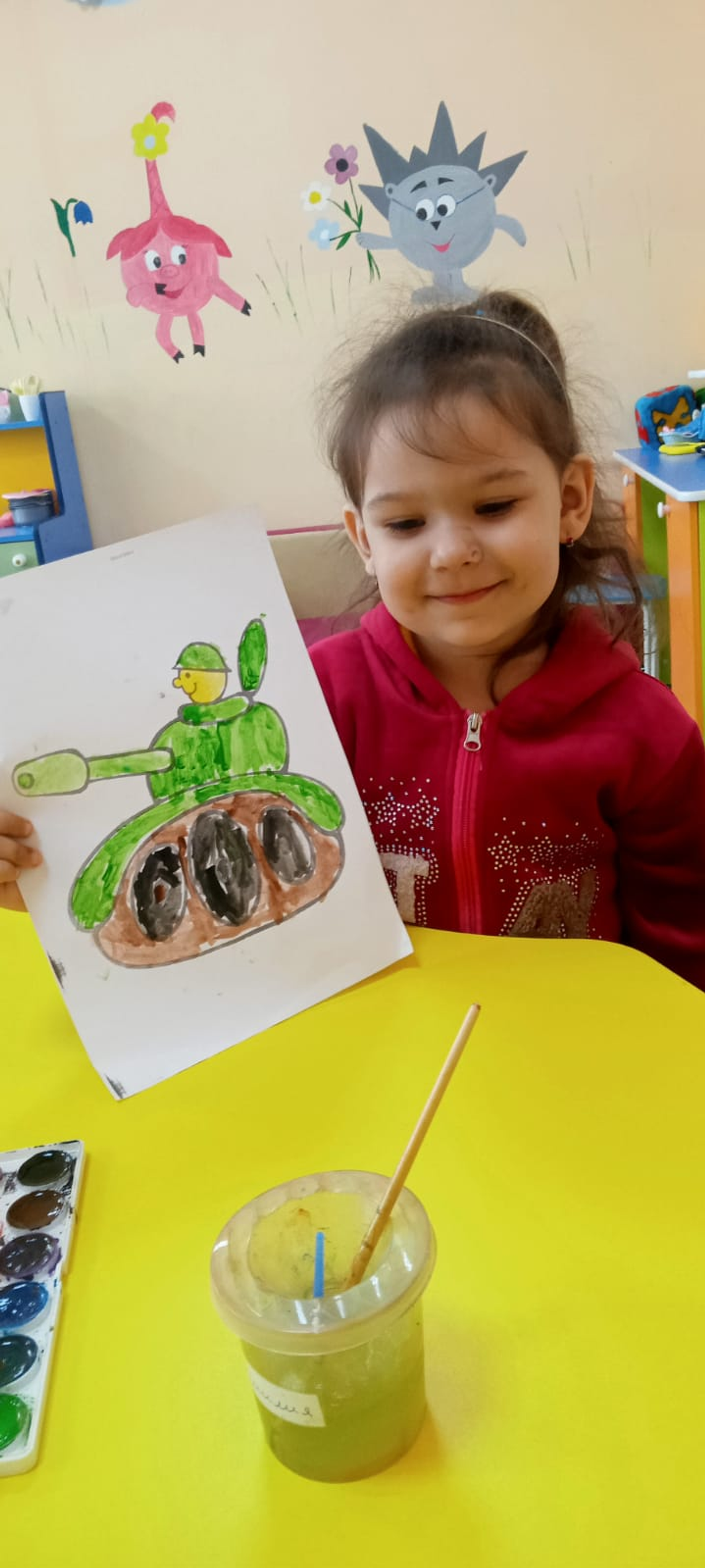 Айдана любит рисовать