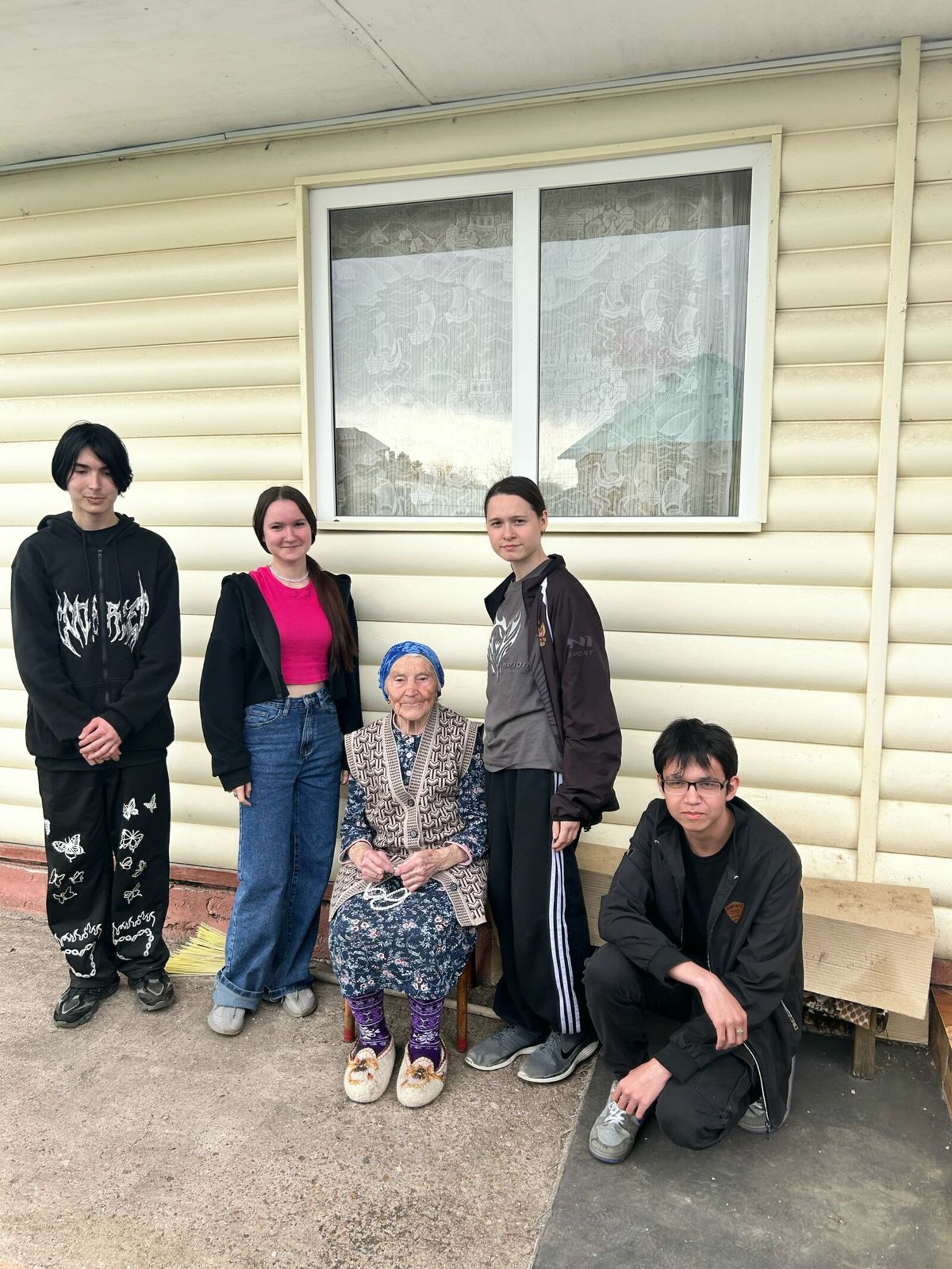 Окружают вниманием