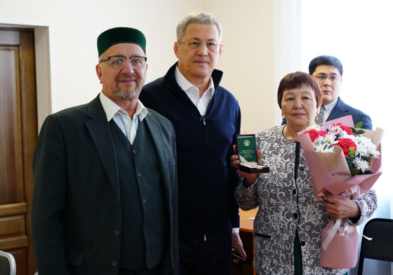 Радий Хабиров передал ордена генерала Шаймуратова семьям погибших участников СВО