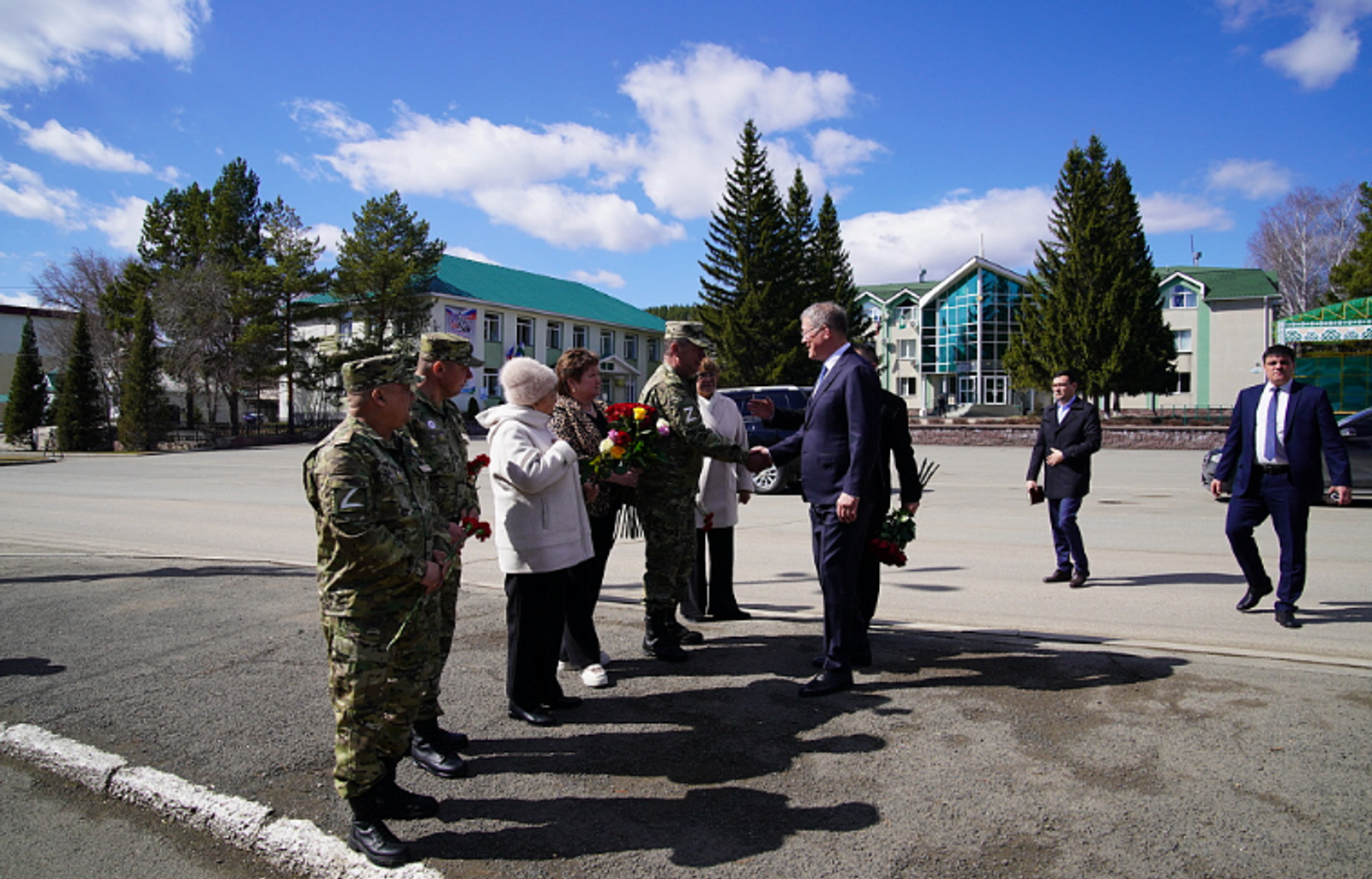 Радий Хабиров передал ордена генерала Шаймуратова семьям погибших участников СВО