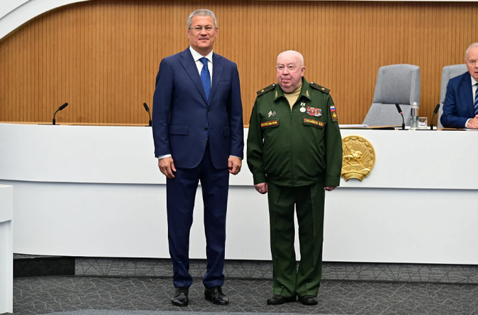 Радий Хабиров вручил медаль «За трудовую доблесть» инспектору Военного комиссари