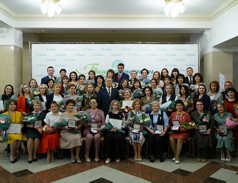 Радий Хабиров вручил государственные награды педагогам Башкортостана и гранты молодым сельским учителям